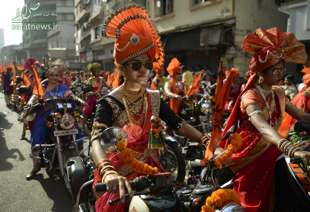 عکس/ موتورسواری زنان هندی در لباس سنتی