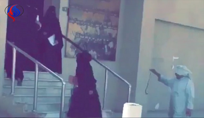 تنبیه دختران دبیرستانی با «مار»! +تصاویر تنبیه دختران دبیرستانی با «مار»! +تصاویر