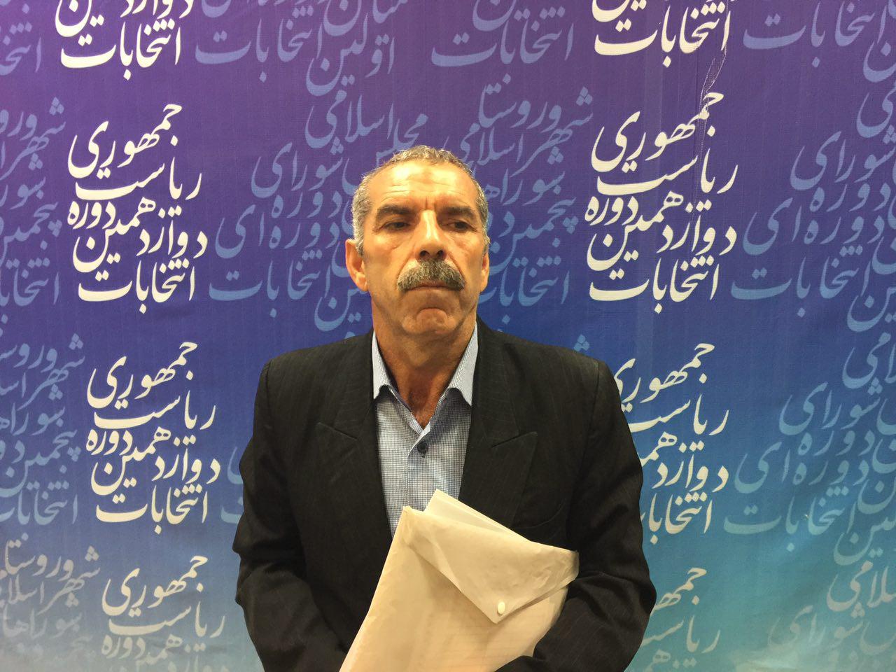 این کاندیدا از جوان ها کار می کشد! +عکس این کاندیدا از جوان ها کار می کشد! +عکس