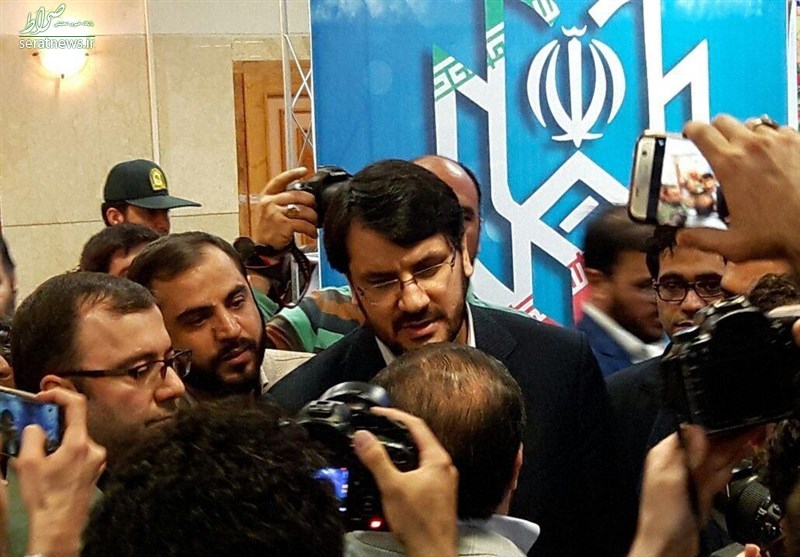 مشاور جوان احمدي نژاد انصراف داد +عکس