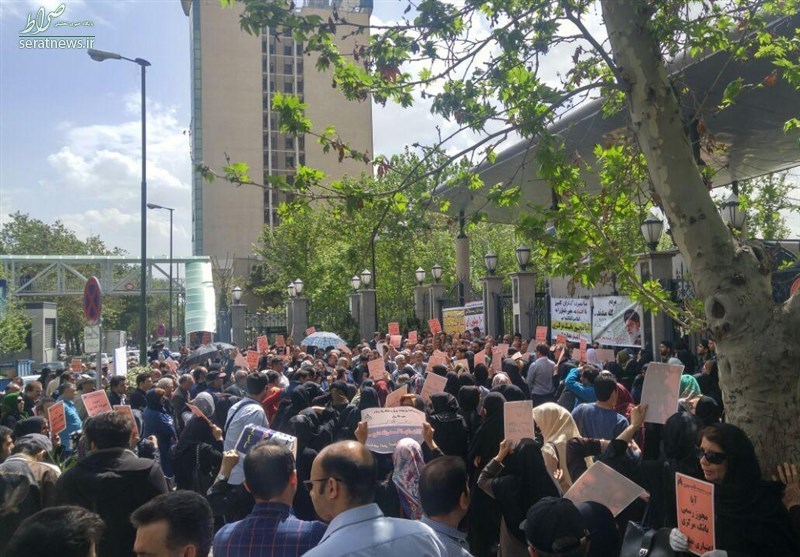 تجمع سپردهگذاران کاسپین مقابل بانک مرکزی+عکس تجمع سپردهگذاران کاسپین مقابل بانک مرکزی+عکس