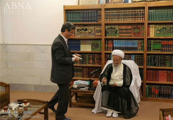 عکس/ عیدی دادن آیت الله مکارم به آقای شهردار