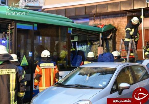 ۲۱ زخمی در اثر برخورد اتوبوس مدرسه به یک ساختمان+ تصاویر