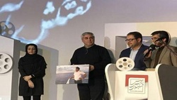 تصاویر/مراسم تقدیر خانواده شهدا از ابراهیم حاتمی کیا