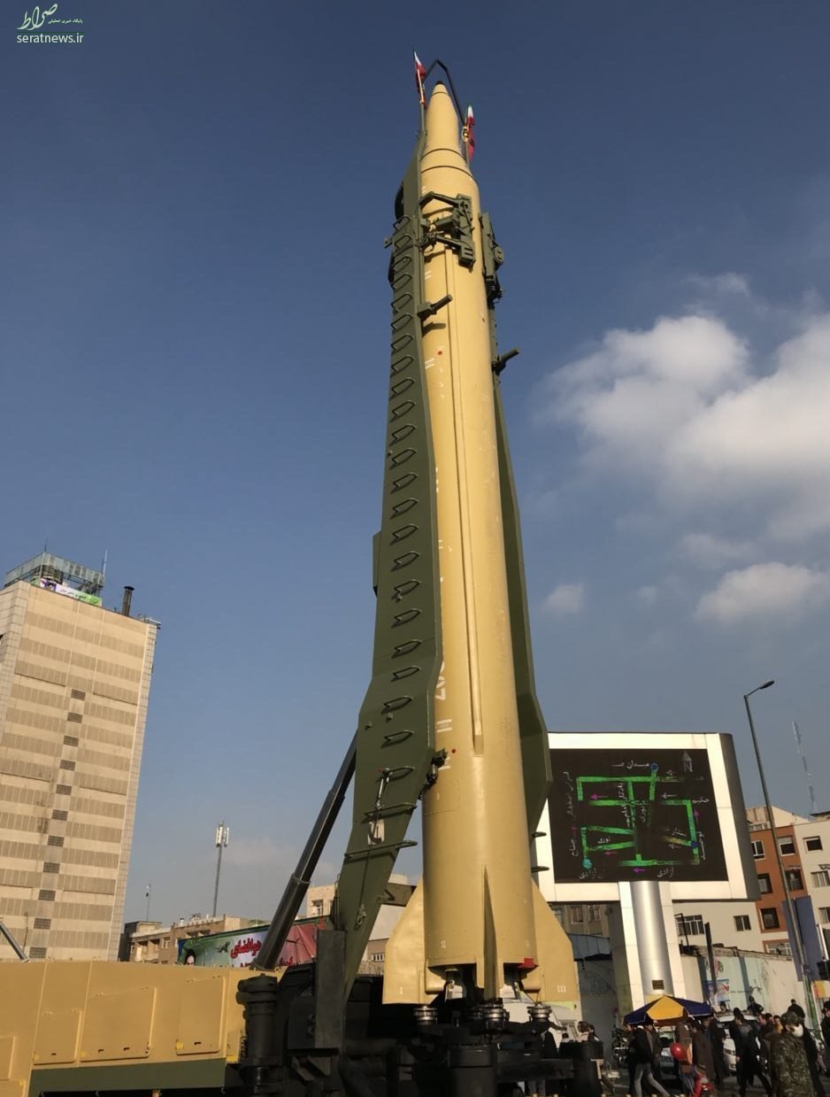 نمایش موشک 2000 کیلومتری سپاه در مسیر راهپیمایی + عکس