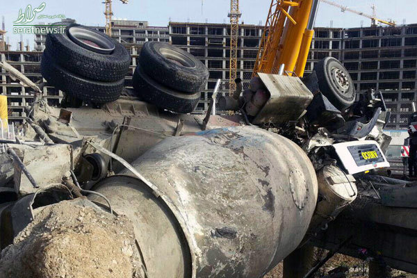 واژگونی یک دستگاه «میکسر» با ۳۰ تن وزن در اتوبان تهران-کرج