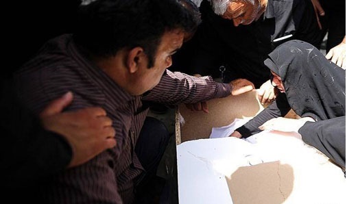 وداع دردناک مادر سرباز شهید مرزبان +عکس وداع دردناک مادر سرباز شهید مرزبان +عکس