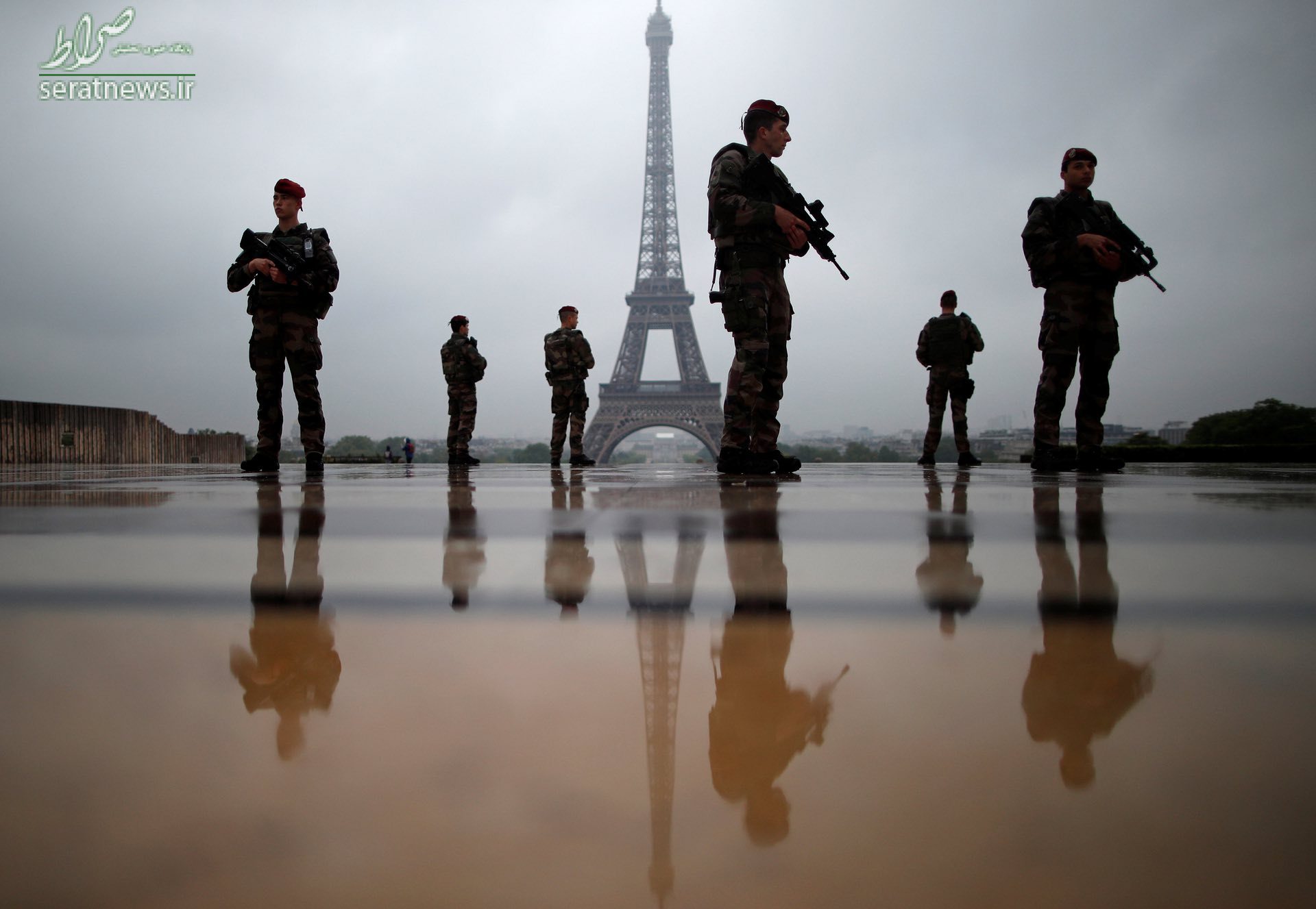 Получил сильнейшую армию теней. Солдаты Франции. Французские военные на фоне башни. Фото на фоне Эйфелевой башни.