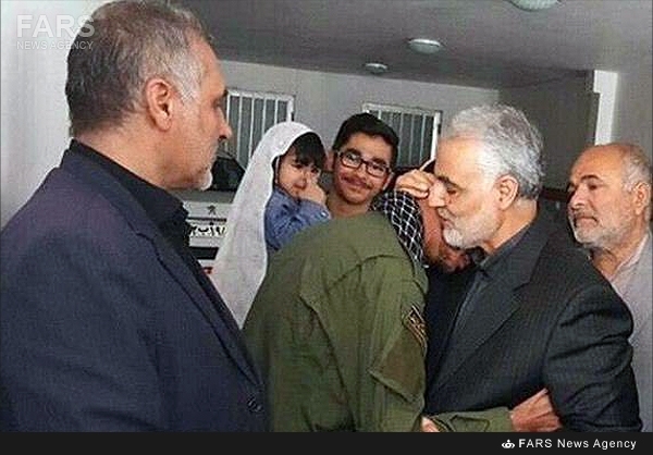 حاج قاسم به دیدار خانواده شهید خزایی رفت +تصاویر حاج قاسم به دیدار خانواده شهید خزایی رفت +تصاویر