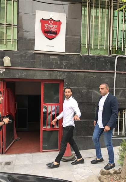 اولین خرید پرسپولیس در باشگاه حاضر شد اولین خرید پرسپولیس در باشگاه حاضر شد