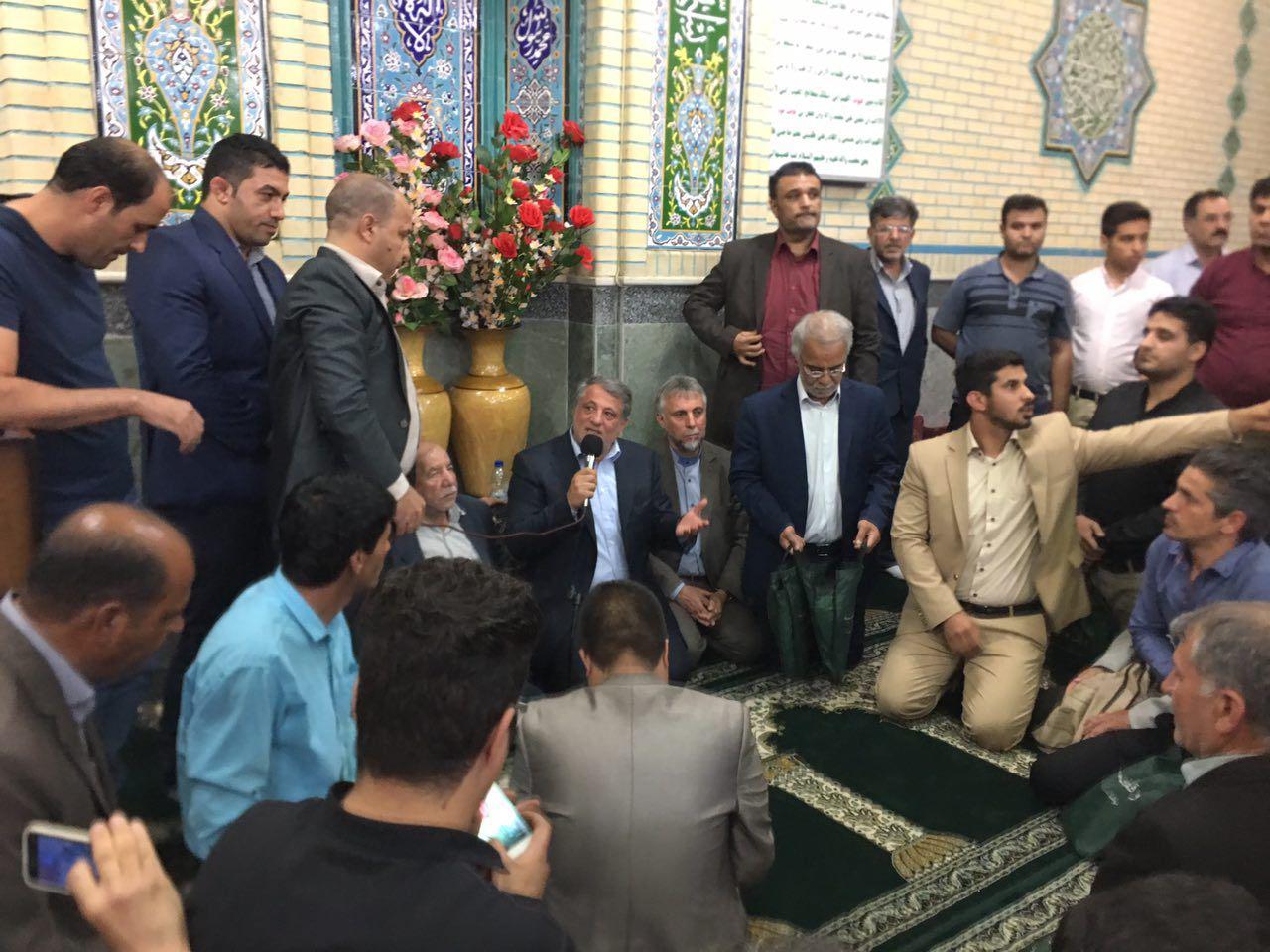 انتخابات محسن هاشمی را به مسجد و حسینیه کشاند!/ دیدار با مردم جنوب شهر با محافظ! انتخابات محسن هاشمی را به مسجد و حسینیه کشاند!/ دیدار با مردم جنوب شهر با محافظ!