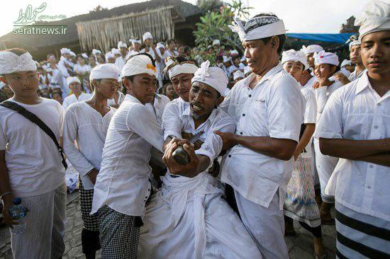 عکس/ فرو کردن یک خنجر به بدن در یک مراسم آیینی!