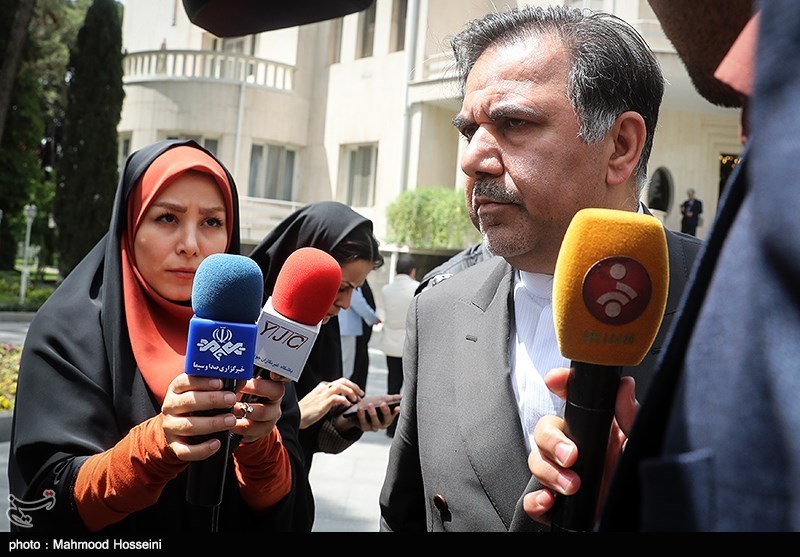 عکس/ رویارویی دوباره آخوندی و خبرنگاری که میکروفنش را گرفت