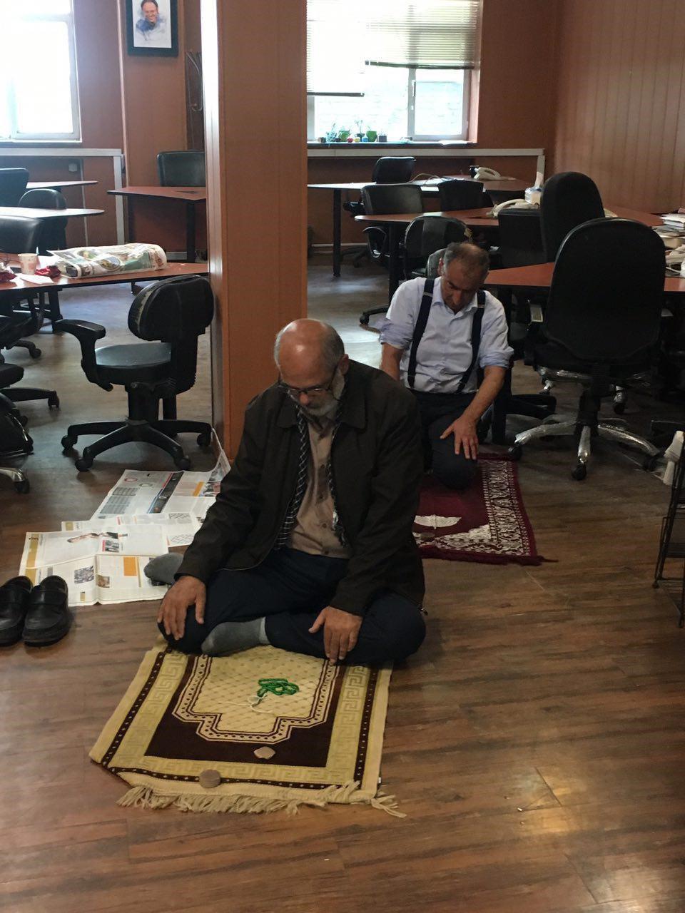 عکس/نماز جماعت ۲ نفره زیباکلام و حسین الله‌کرم در حاشیه یک مناظره