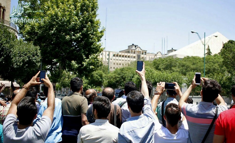 عکس/ جماعت موبایل به دست در اطراف مجلس!