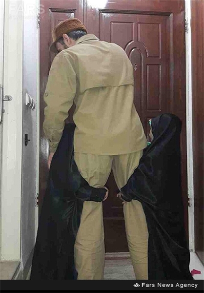 عکس/ لحظه خداحافظی دو فرزند شهید با پدرشان عکس/ لحظه خداحافظی دو فرزند شهید با پدرشان