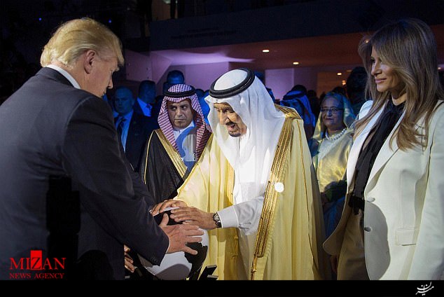 واکنش کاربران به اقدام عجیب ترامپ و ملک سلمان+تصاویر واکنش کاربران به اقدام عجیب ترامپ و ملک سلمان+تصاویر