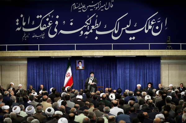 دیوار نوشته بیت رهبری در دیدار با مسئولان چه بود؟ +عکس دیوار نوشته بیت رهبری در دیدار با مسئولان چه بود؟ +عکس