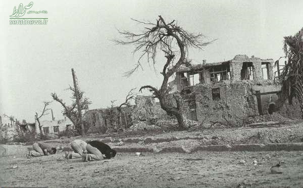 عکس/ سجده شکر رزمندگان پس از ورود به خرمشهر