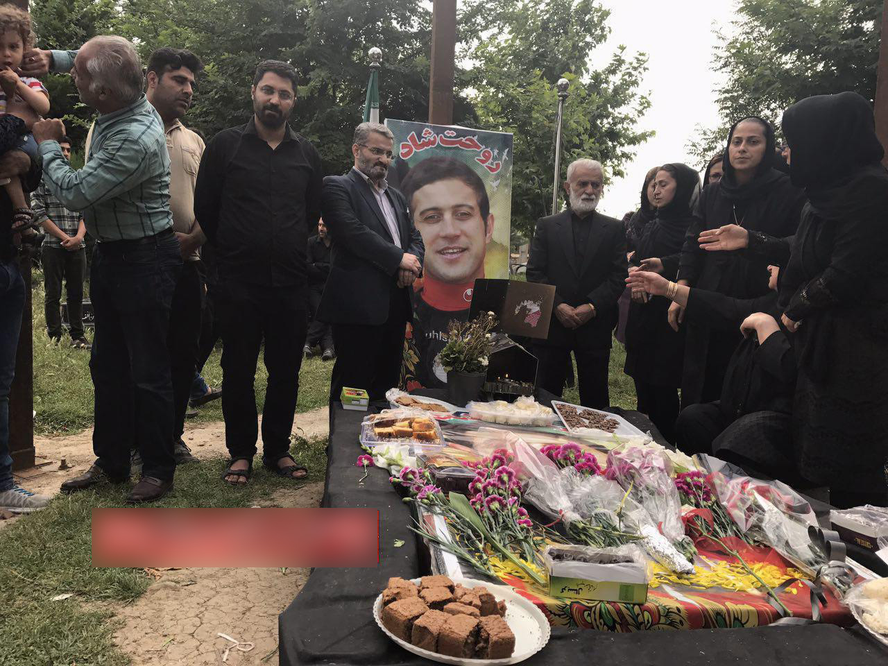 تولد مهرداد اولادی بر سر مزارش +تصاویر تولد مهرداد اولادی بر سر مزارش +تصاویر