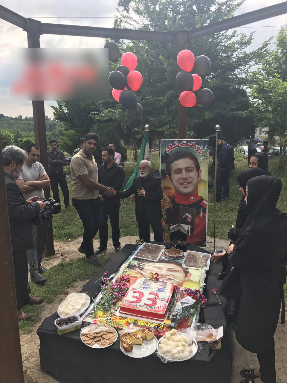 تولد مهرداد اولادی بر سر مزارش +تصاویر تولد مهرداد اولادی بر سر مزارش +تصاویر