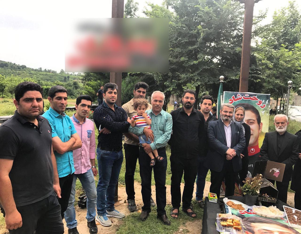 تولد مهرداد اولادی بر سر مزارش +تصاویر تولد مهرداد اولادی بر سر مزارش +تصاویر