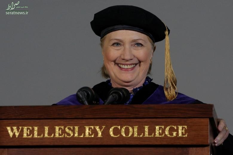 عکس/ پوشش جالب هیلاری کلینتون در کالج ولزلی