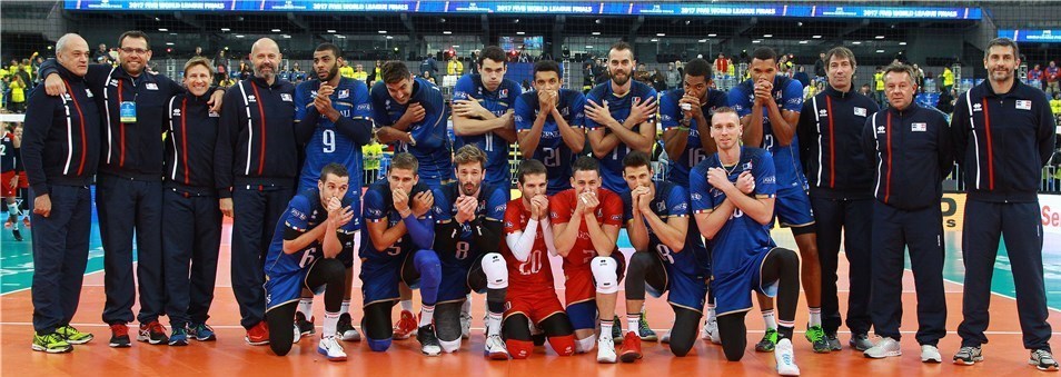 محل عجیب برگزاری لیگ جهانی/ بازیکنان یخ زدند +عکس محل عجیب برگزاری لیگ جهانی/ بازیکنان یخ زدند +عکس