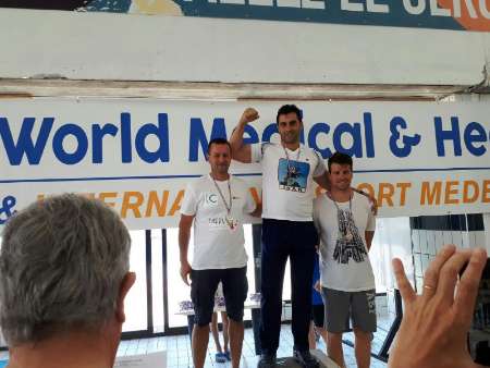 عکس/ پزشک دزفولی مدال طلای مسابقات شنای پزشکان جهان را کسب کرد