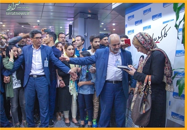 ازدحام برای امضا گرفتن از سحرقریشی +عکس ازدحام برای امضا گرفتن از سحرقریشی +عکس