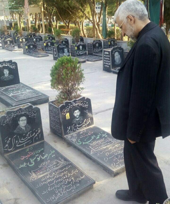 عکس/ جلیلی در مزار شهدای مدافع حرم تیپ فاطمیون عکس/ جلیلی در مزار شهدای مدافع حرم تیپ فاطمیون