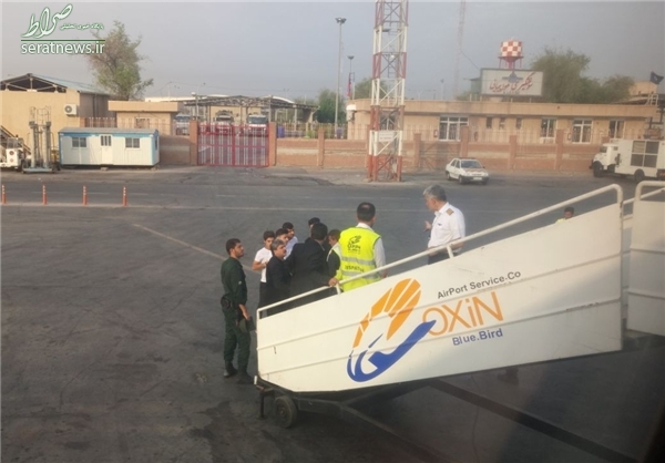 برگردانده ۴ مسافر از پلکان هواپیما در اهواز +عکس برگردانده ۴ مسافر از پلکان هواپیما در اهواز +عکس