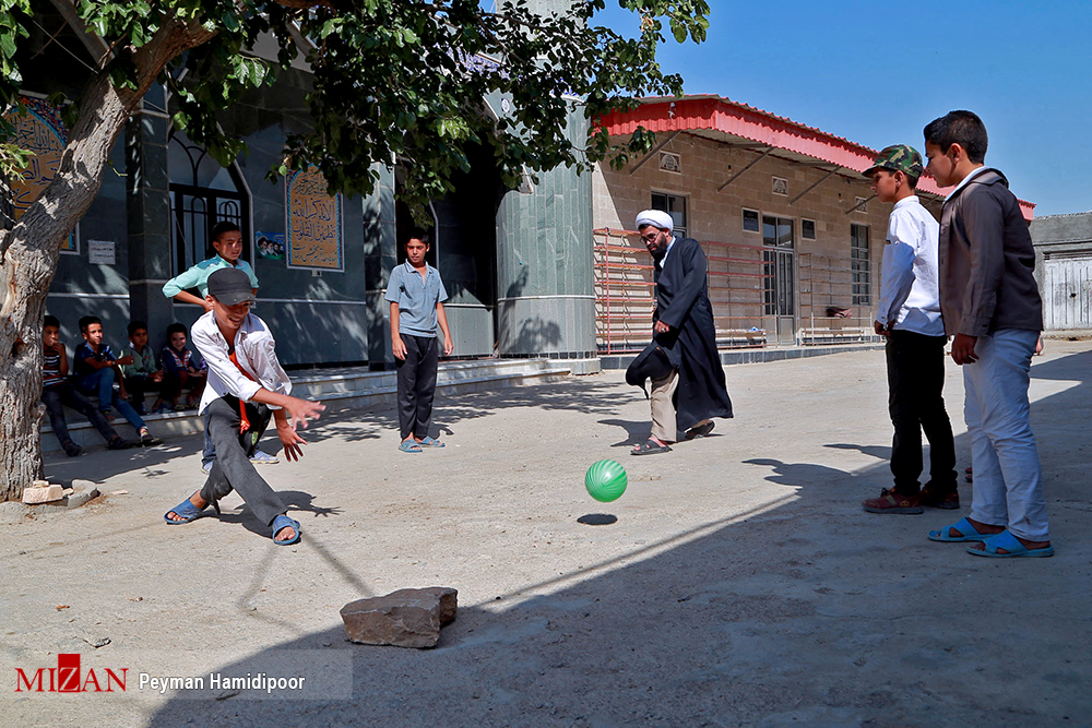 عکس/ فوتبال بازی کردن یک روحانی