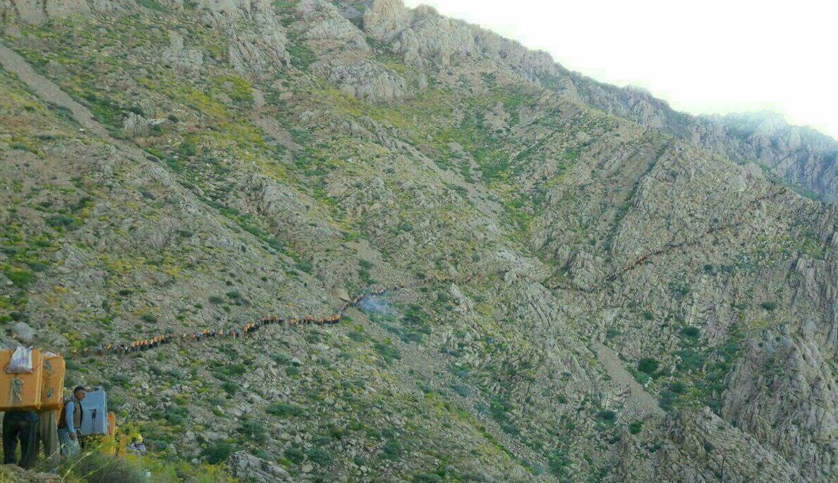 تصویری از صف عظیم کولبران در عبور از پیچوخم کوهها تصویری از صف عظیم کولبران در عبور از پیچوخم کوهها
