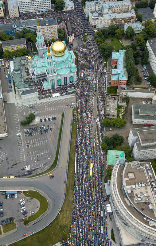 عکس/ نمای هوایی از اقامه نماز عید فطر در مسکو