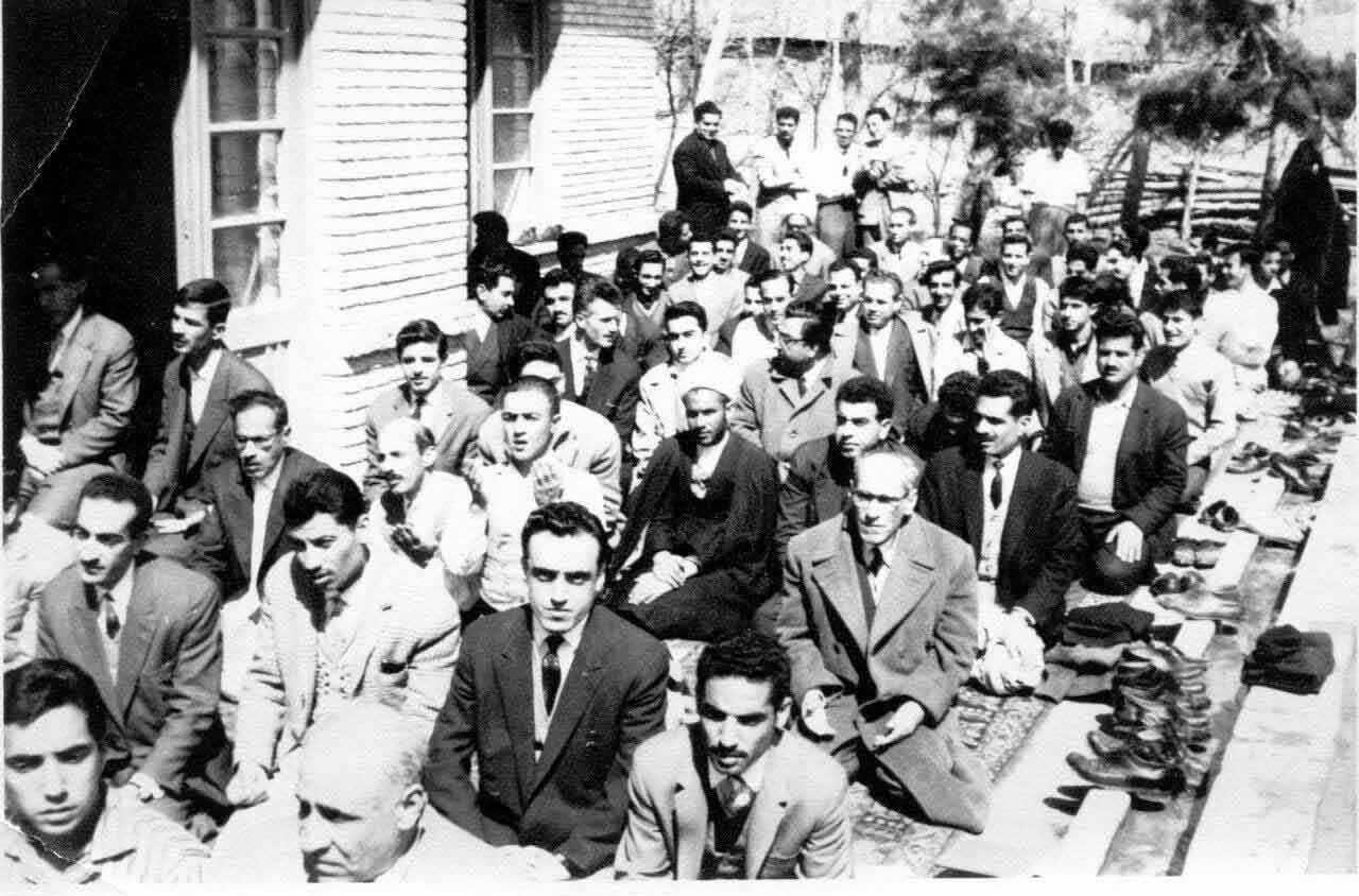 عکس/ نماز عید فطر سال ١٣٣٧ در انجمن اسلامی دانشگاه تهران