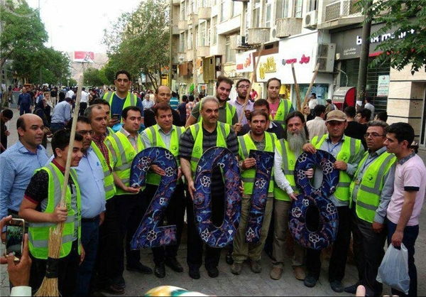 عکس/ جواد خیابانی دست به جارو شد عکس/ جواد خیابانی دست به جارو شد