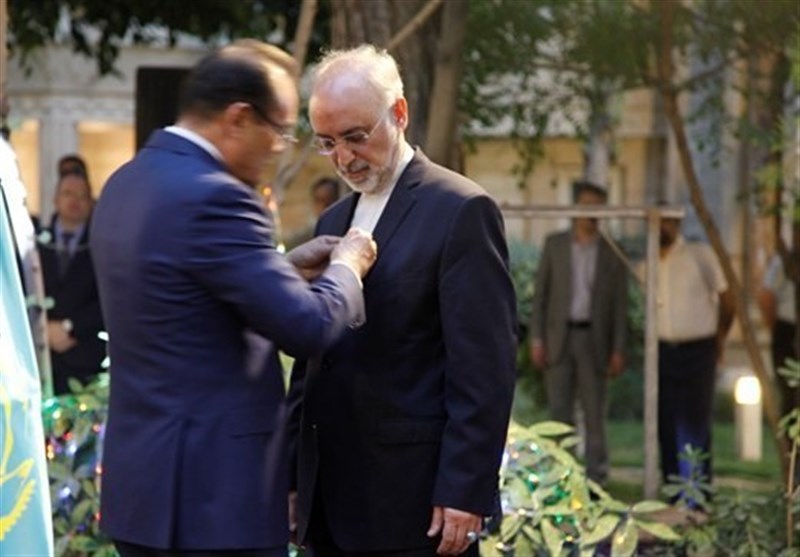 صالحی از رئیس‌جمهور قزاقستان نشان افتخار گرفت +عکس