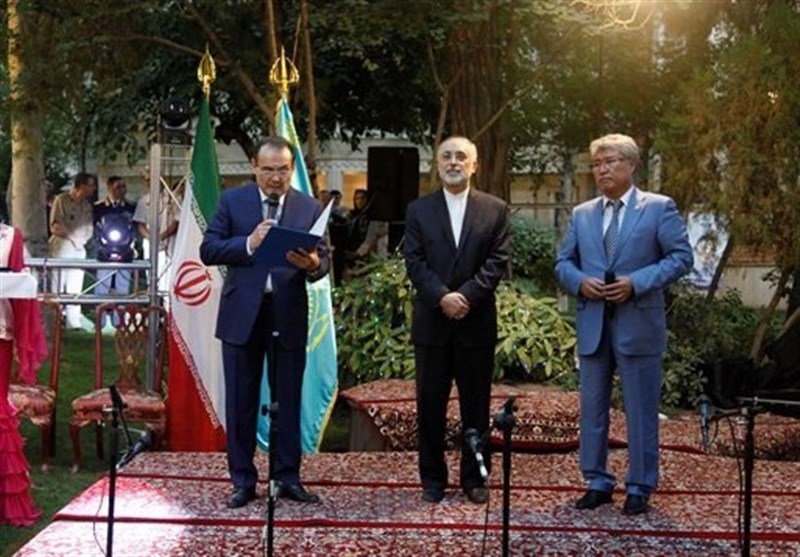 صالحی از رئیس‌جمهور قزاقستان نشان افتخار گرفت +عکس