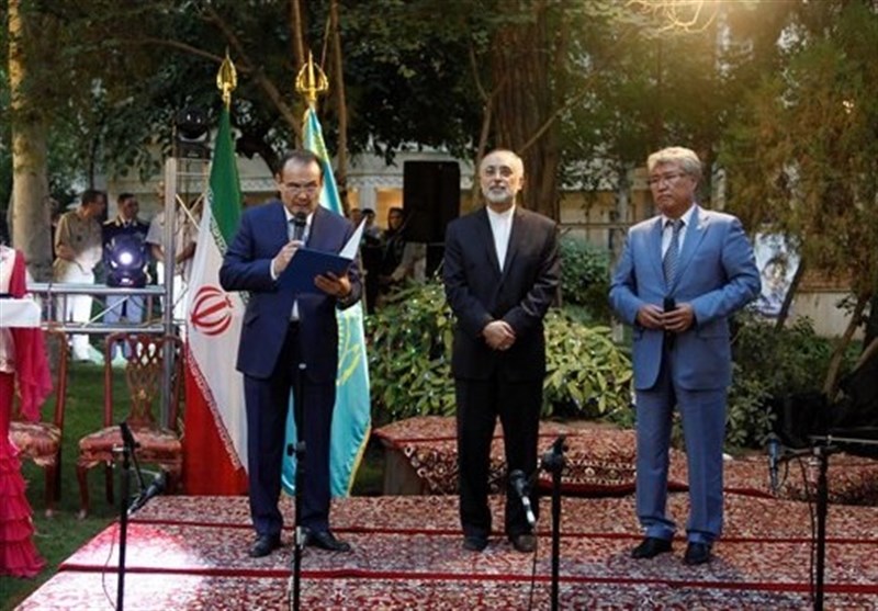 صالحی از رئیسجمهور قزاقستان نشان افتخار گرفت +عکس صالحی از رئیسجمهور قزاقستان نشان افتخار گرفت +عکس