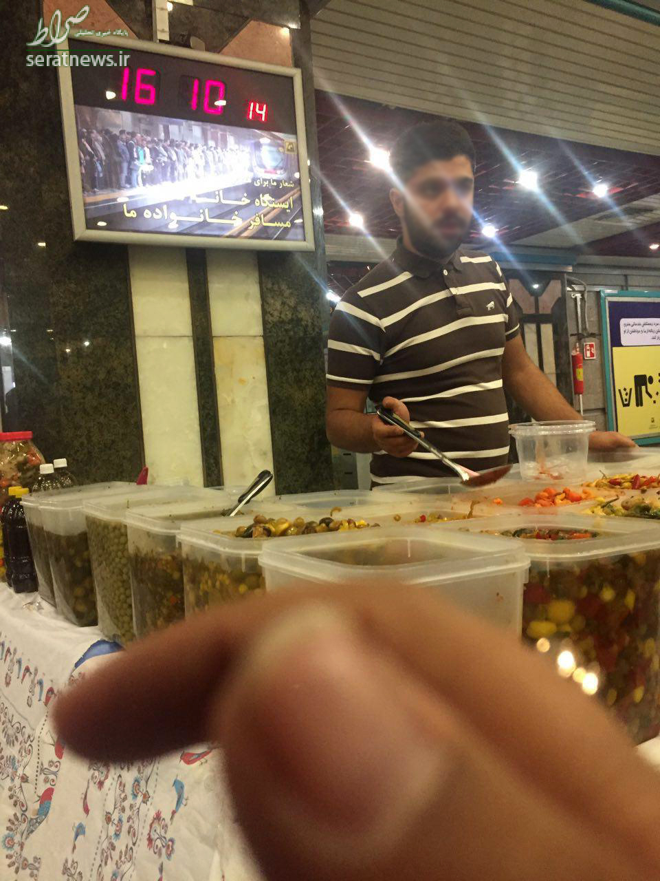 متروی تهران چگونه به بازار شام تبدیل شد؟/ از ترشی و باقلوا تا رژ لب و مانتو در ایستگاه های مترو به صورت قانونی!/ مسئولین نظارتی و مدیران بهداشت در خواب مصلحتی! + فیلم و تصاویر متروی تهران چگونه به بازار شام تبدیل شد؟/ از ترشی و باقلوا تا رژ لب و مانتو در ایستگاه های مترو به صورت قانونی!/ مسئولین نظارتی و مدیران بهداشت در خواب مصلحتی! + فیلم و تصاویر