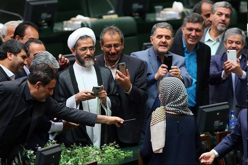 نماینده سلفی‌بگیر مجلس با ظاهری جدید+عکس
