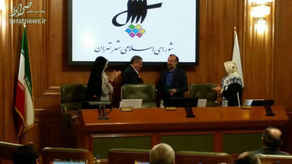 سرپرست شهرداری تهران در دفتر کارش حاضر شد+تصویر حکم
