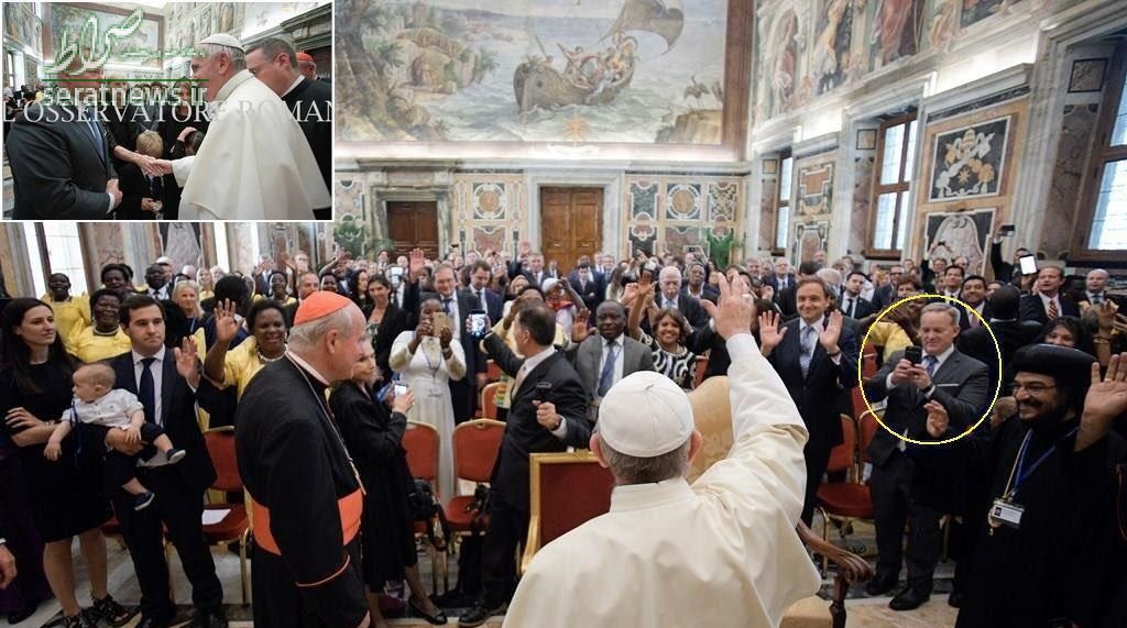 سخنگوی سابق کاخ سفید در حال عکس انداختن از پاپ