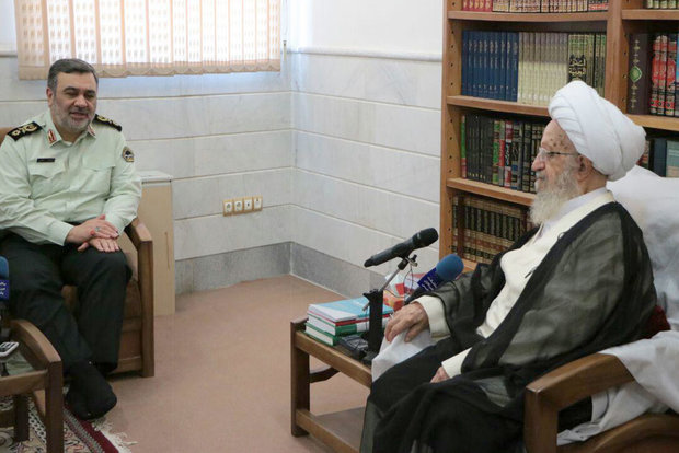 آیت الله مکارم: فضای مجازی اولویت اول کشور باشد