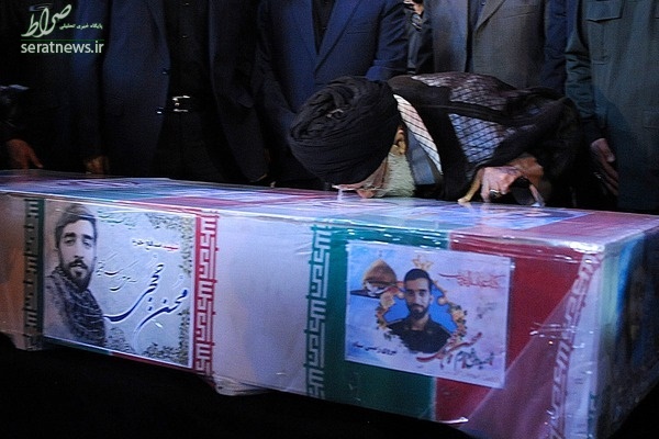عکس/ بوسه رهبرانقلاب بر پیکر شهید حججی عکس/ بوسه رهبرانقلاب بر پیکر شهید حججی