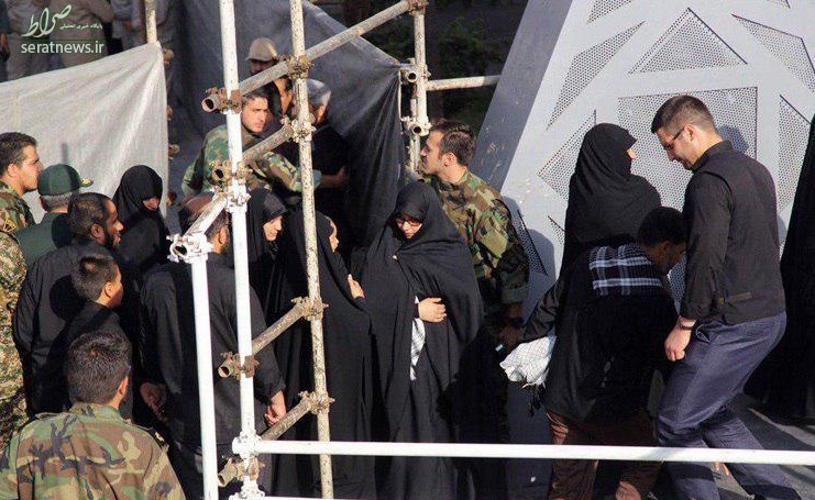 عکس/ خانواده شهید حججی در میدان امام حسین(ع) عکس/ خانواده شهید حججی در میدان امام حسین(ع)