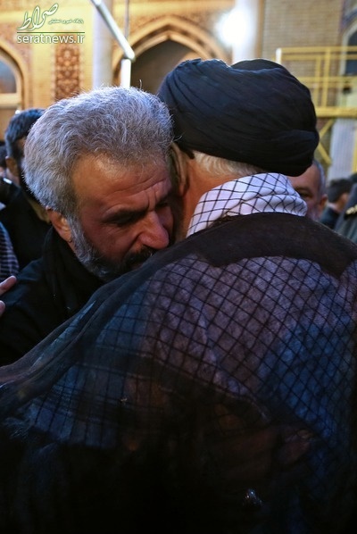 عکس/ پدر شهید حججی در آغوش رهبرانقلاب