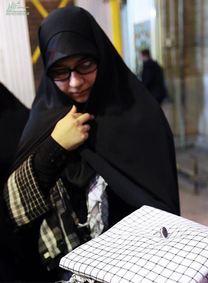 عکس/ هدیه رهبر انقلاب به همسر شهید حججی عکس/ هدیه رهبر انقلاب به همسر شهید حججی