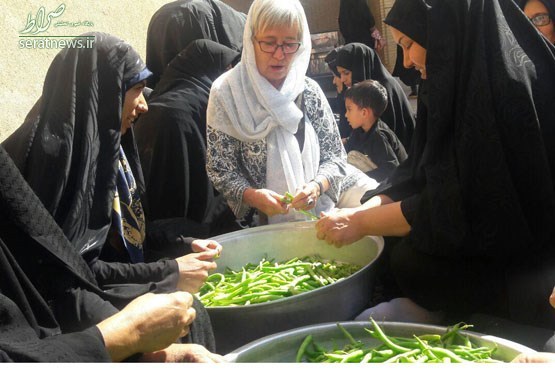 توریست خارجی خادم اربعین شد